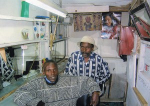 Nairobi, Kenia (Barber's shop a Korogocho) - foto di Bosio